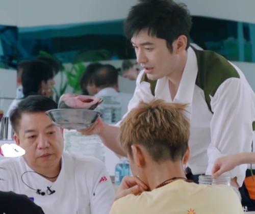 中餐廳|《中餐廳》一盤小龍蝦賣199，龔俊說出數(shù)量令觀眾傻眼，網(wǎng)友：吃不起