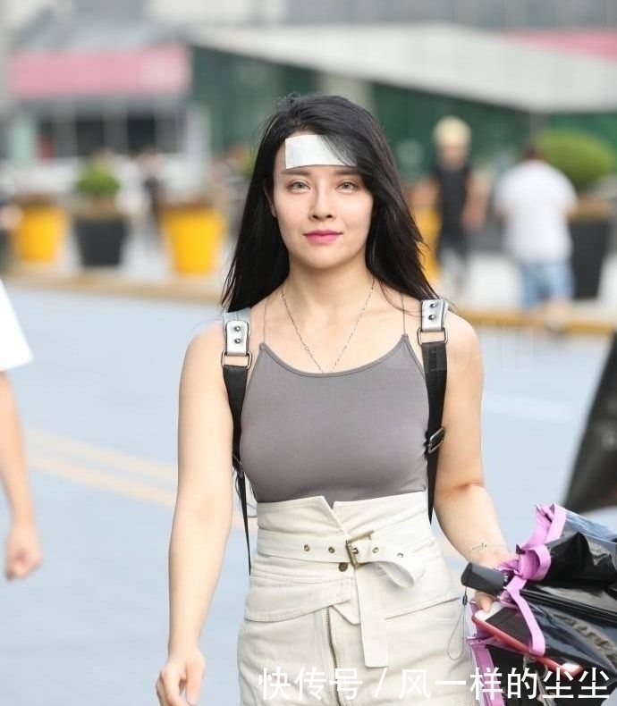 路人街拍微胖女孩也可以穿裸色,搭配对了就很时髦