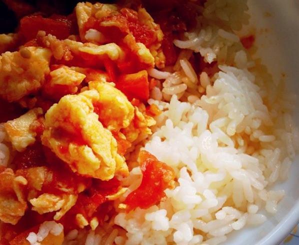 盖浇饭|西红柿炒鸡蛋，什么时候放盐很关键！用对方法，汤汁浓郁下饭香