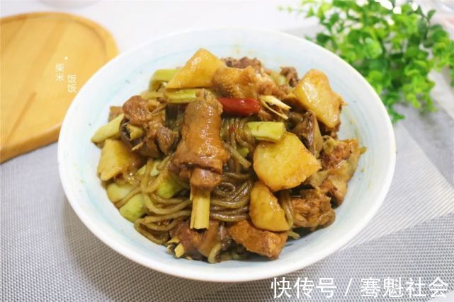 一顿饭|这道炖菜,我家常做,四种食材一锅出,一顿饭一个菜就够了