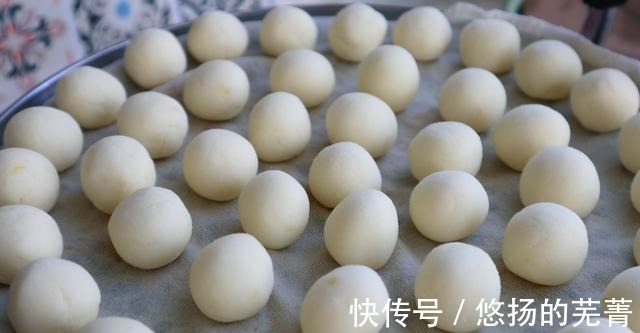 好香|入秋后，吃南瓜不如吃它，不炖不炒，团成球浇上料汁，真的好香呀！