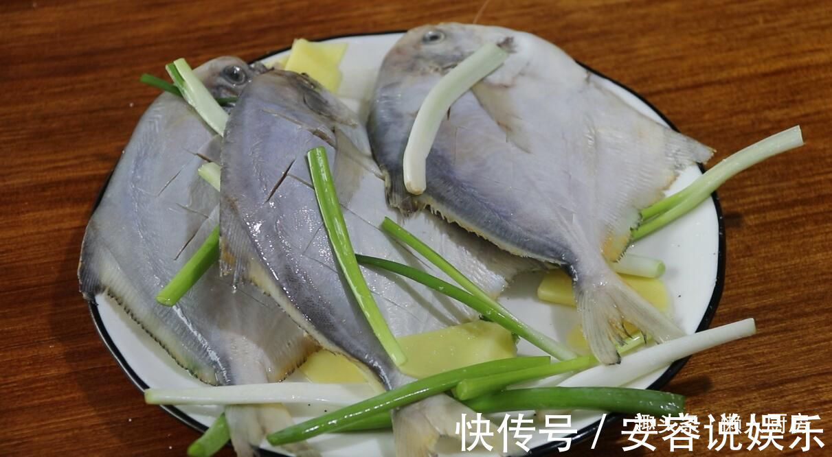 鲳鱼怎么做好吃教你做椒盐鲳鱼，外酥里嫩，皮不破肉不散