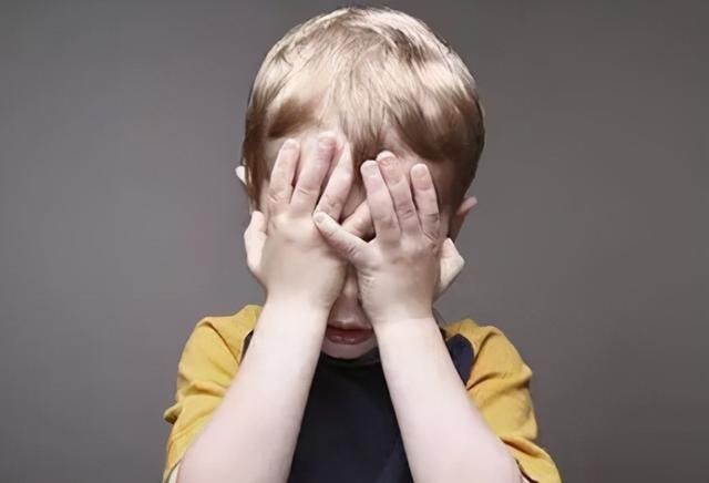 小茹|孩子见到陌生人第一反应，能看出父母家教如何，别把不说话当内向