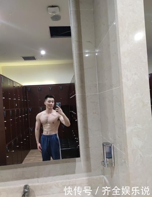 满身|空少小哥健身日常,胸毛腹毛连成线,满身精肌太可了!