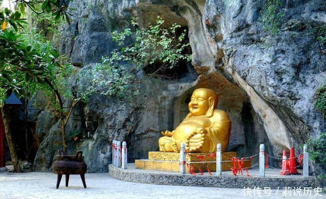 年前|2年前他因外貌神似弥勒佛,被富婆带回家“供养”,现在咋样了?