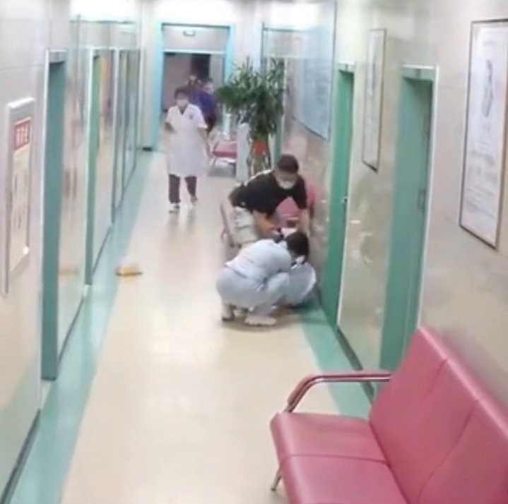 晕倒|病人家属搭救低血糖晕倒医生：这次轮到我救你了