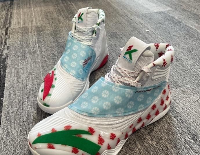 安踏 安踏联名“范思哲”!颜值满分,国外明星上脚,老外也爱进口鞋?