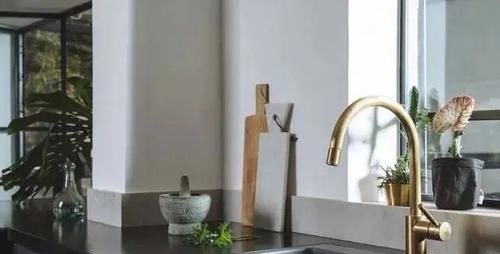 休闲区|窗边这样设计，一边悬空书桌做书房，另一边卡座做休闲区，省30平