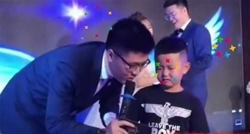 结婚|姐姐结婚弟弟全程摆臭脸,伤心欲绝下了台,网友忍不住笑出声