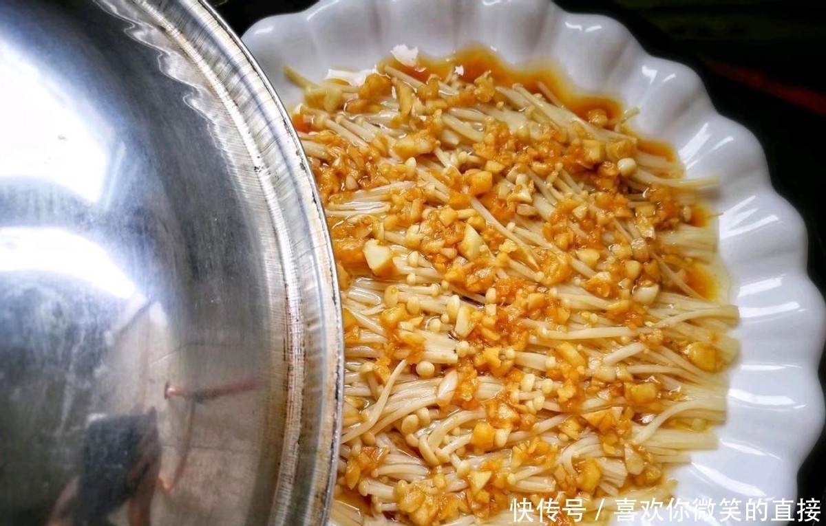 家人都喜欢吃的一道蒜蓉金针菇,简单好操作,味道不比烧烤的差