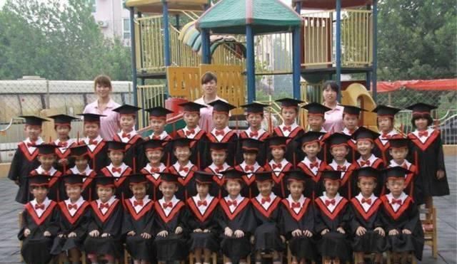 孩子|孩子因病缺席幼儿园的毕业照,后来爸爸的做法太赞了