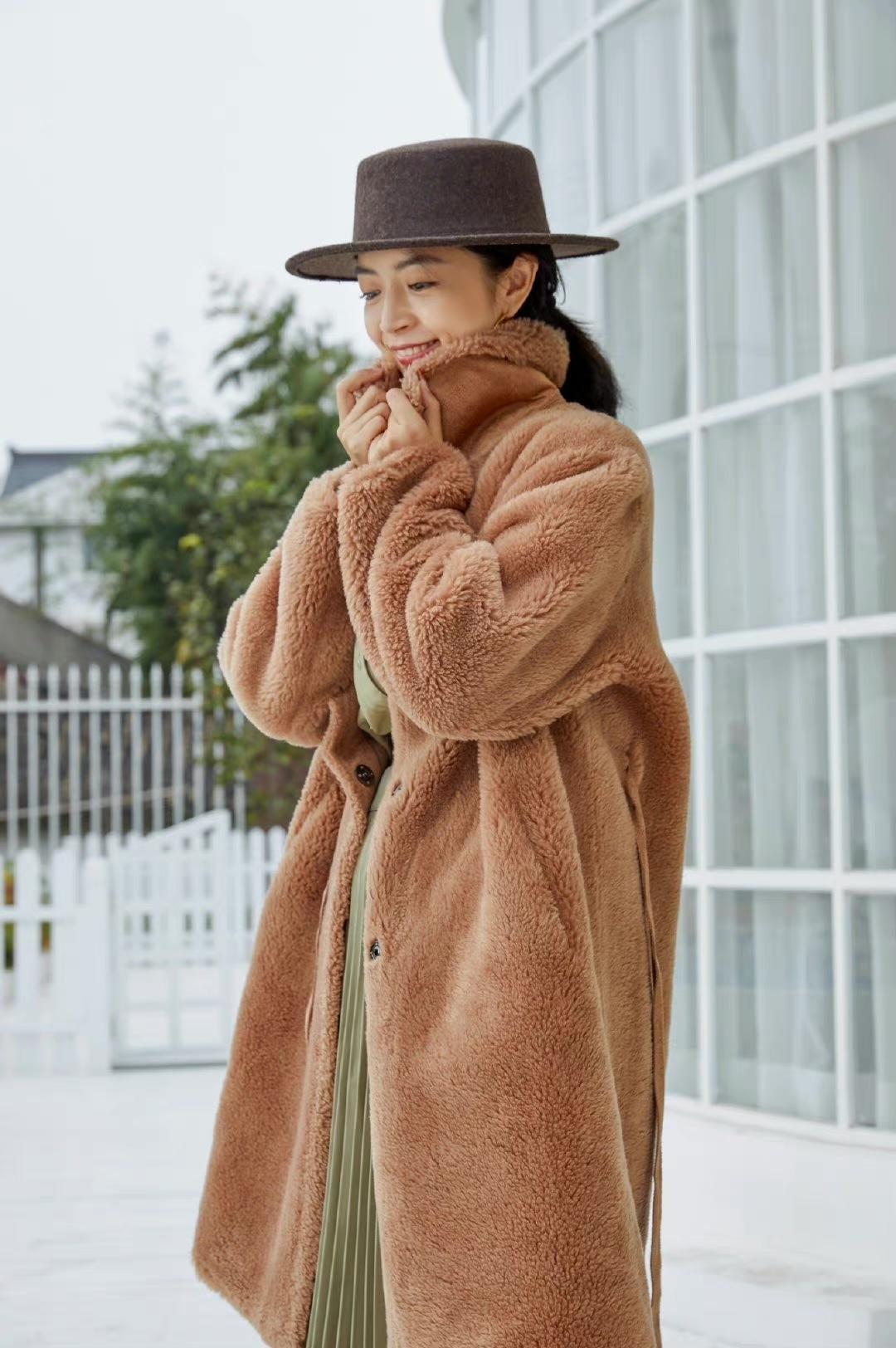 泰迪熊外套|今冬流行的“泰迪熊外套”长这样,和牛仔裤搭配可高级了,超好看