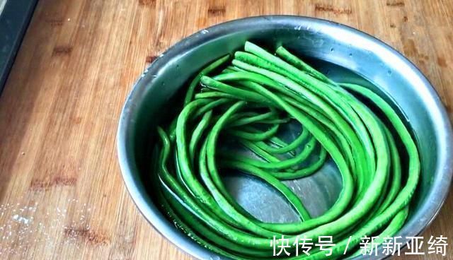 夏天,遇到此菜别手软,1元一斤,维C是土豆6倍,用来蒸包子最香