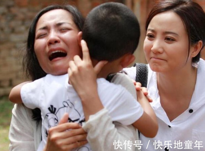 美芽|宝宝火车上睡意沉沉,妈妈去冲奶粉,邻座乘客果断报警救了孩子