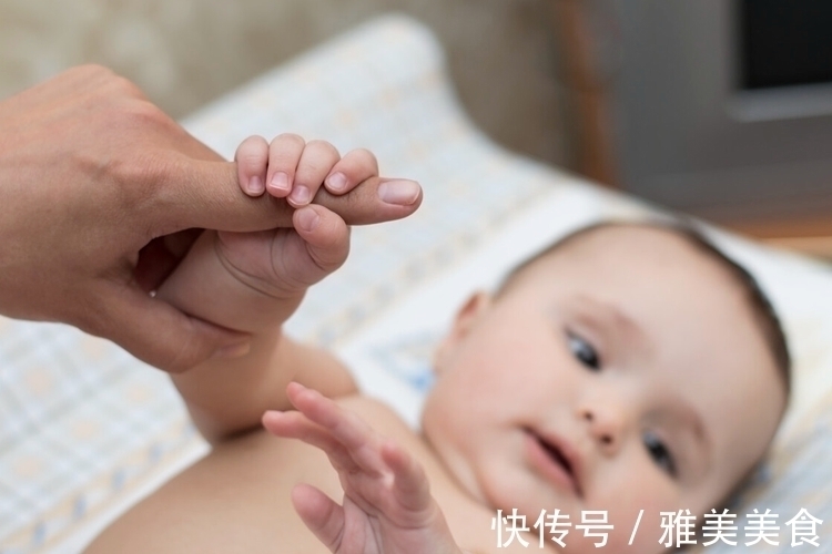 婴幼儿|宝宝是否聪明刚出生就能看出来,有这4个表现的,将来可能是学霸
