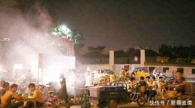 宝宝|“最碍事”的宝宝火了，被吃烧烤的爸妈放在包里，网友：心多大！