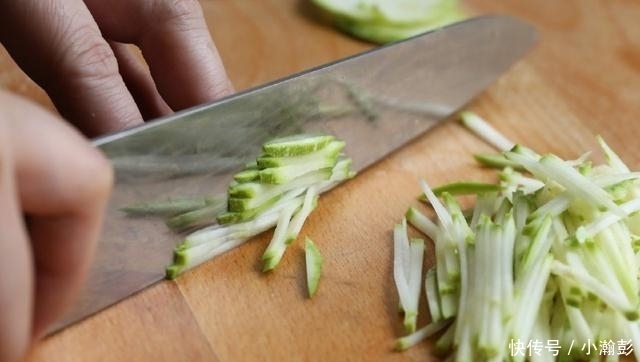 这瓜可以生吃,切成丝,拌一拌就能上桌,味道清新爽口又开胃