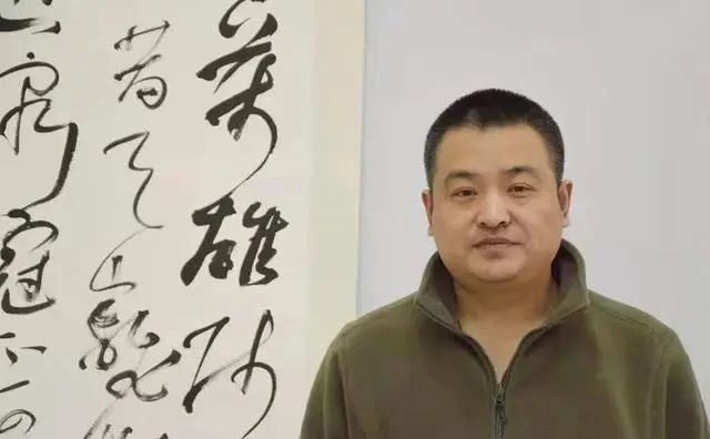 他的草书有温情，连续两次获兰亭奖，还斩获了第三届草书展最高奖