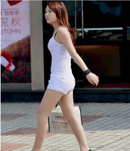 背心 白色吊带背心搭配简约黑色高跟,时尚大气,尽显少女气息