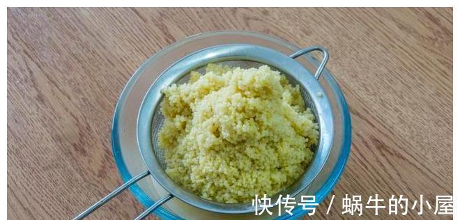 小米|小米别再熬粥喝了,加1块南瓜搅一搅,香甜又软糯,比蛋糕还好吃