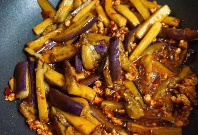 炒茄子先放油就错了,跟着大厨这样做,茄子不吸油不油腻,还入味