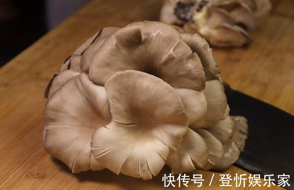 酥脆|炸蘑菇，用淀粉还是用面粉牢记“用粉比例”，蘑菇酥脆不易回软
