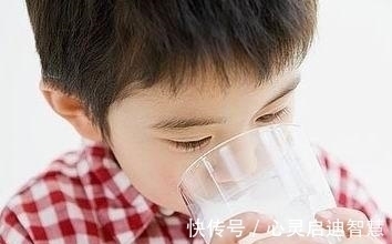 氧化钙|3岁儿子吃了半包干燥剂，妈妈一个举动救了娃，医生：比我还高明