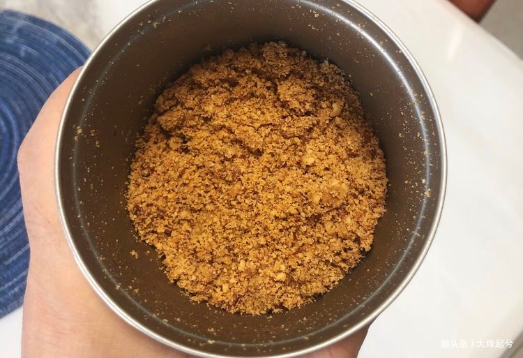 花生糯米糍，我家隔三差五吃一次，做法简单，老少皆宜