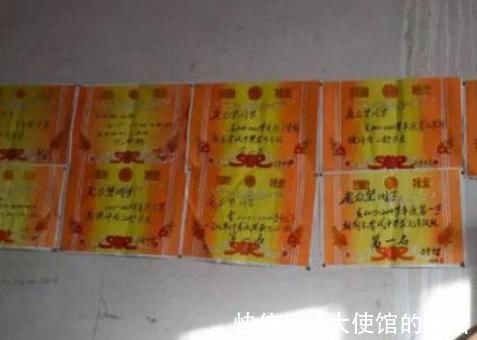 奖状|孩子“奖状”贴满墙,父母却高兴不起来,网友:“水分”太大
