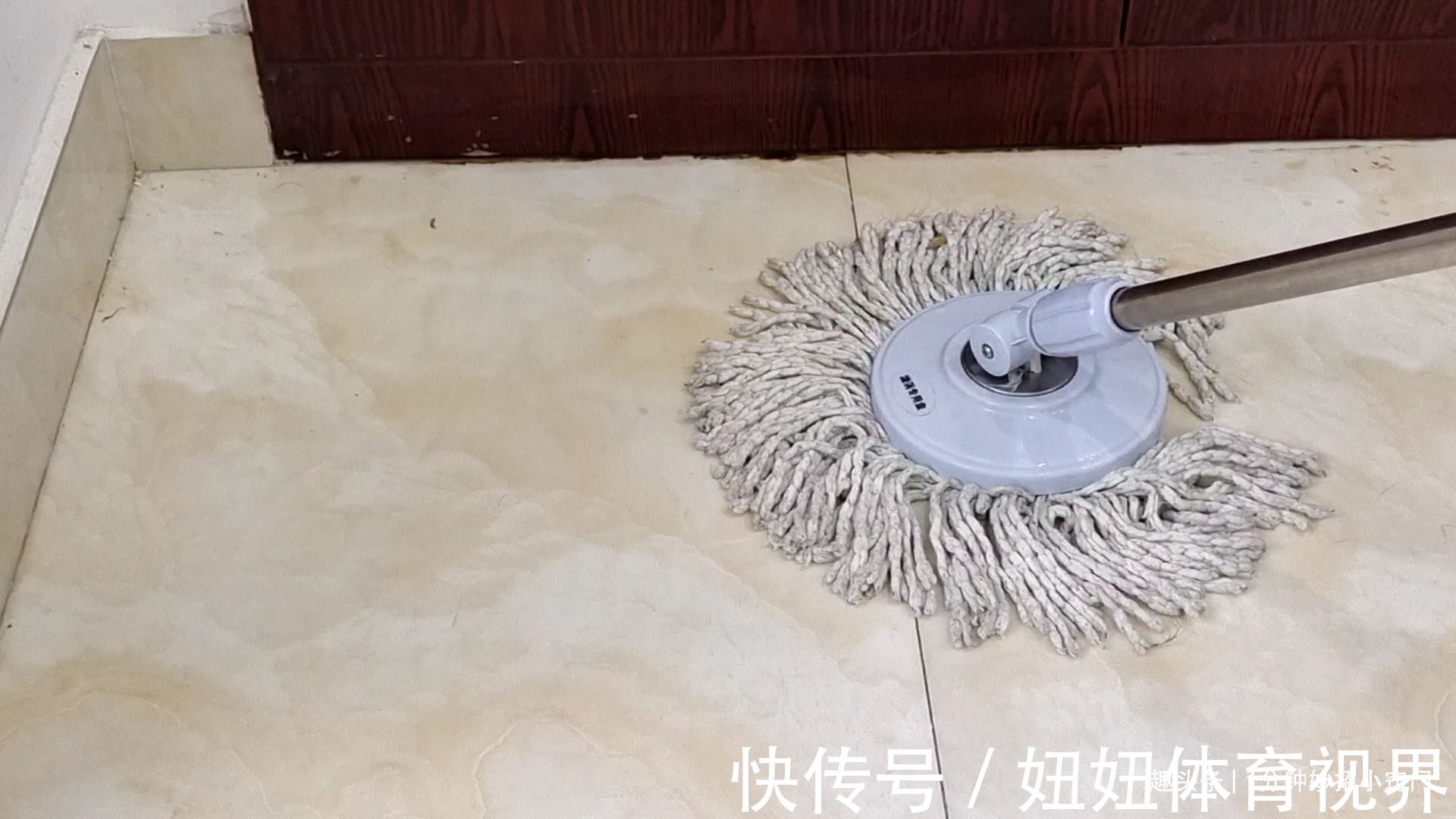 白醋|清水拖地等于白拖,在水里倒一点,拖完干净不落灰,方法太实用