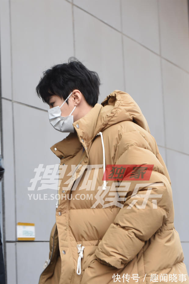 独家:王俊凯等亮相文联春晚录制 造型精致状态佳