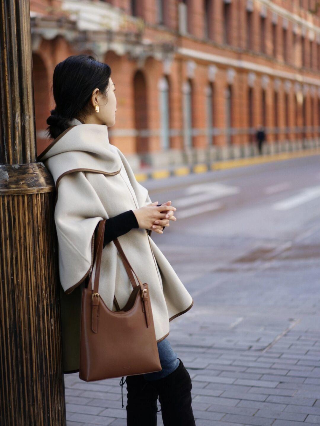 大衣|斗篷大衣才是冬季的最浪漫穿搭,借鉴4个实用款式,帮你赢得优雅