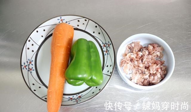 中午和老妈吃的猫耳朵，金灿灿又香又软特入味，没忍住吃了一大碗！