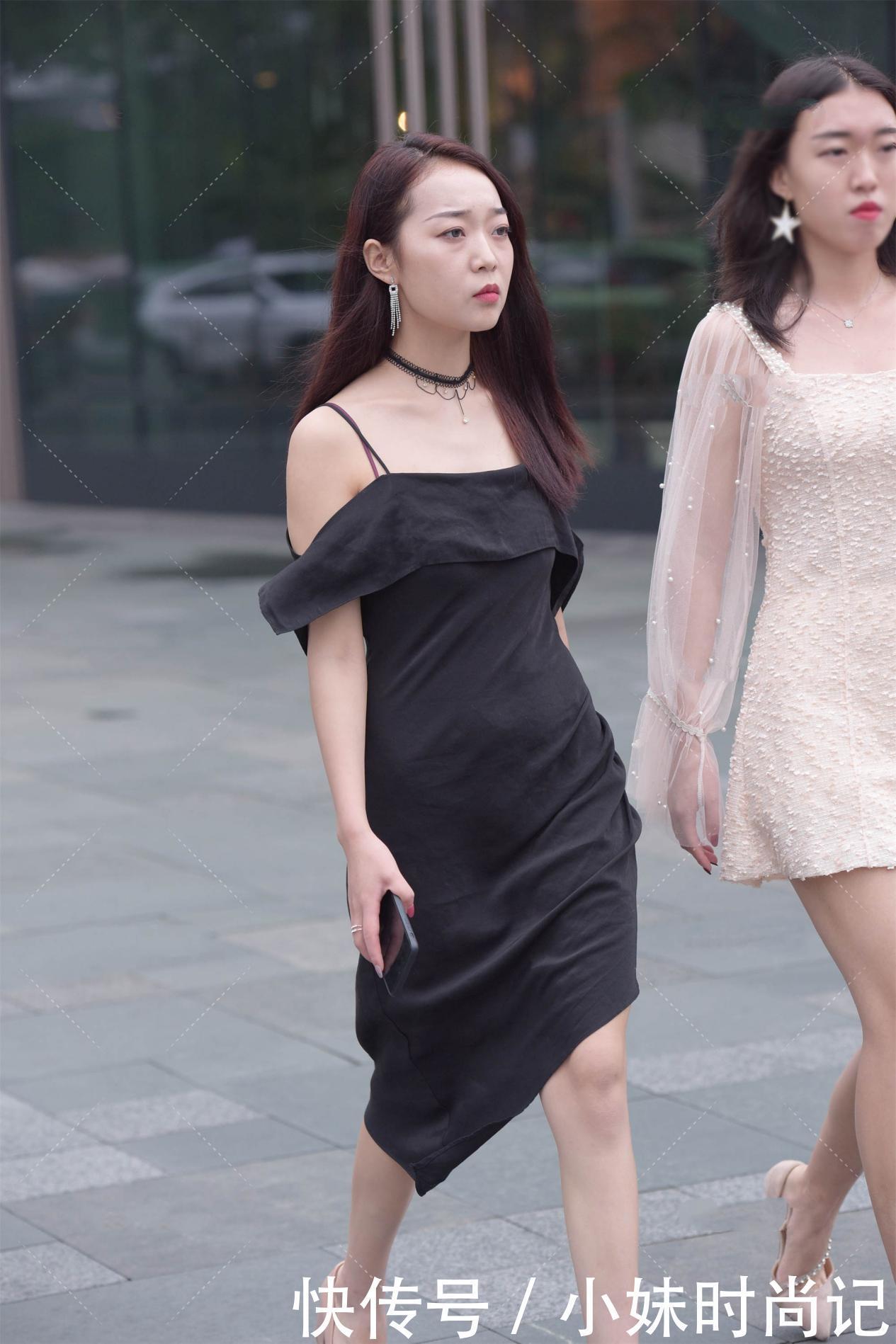 街拍:清冷又高贵的搭配, 就选黑色连衣裙搭配同色系脖圈