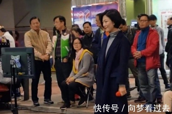 星光大道冠军近况凄凉，街头卖唱仅数人围观，曾和李谷一春晚合唱