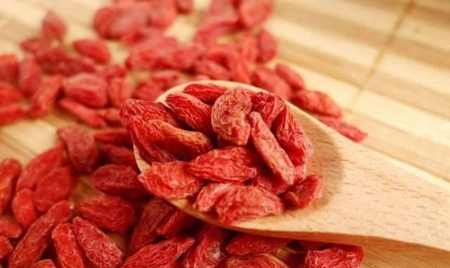 “它”和枸杞是最好搭配,泡水喝補(bǔ)充“腎動(dòng)力”,讓你元?dú)鉂M滿