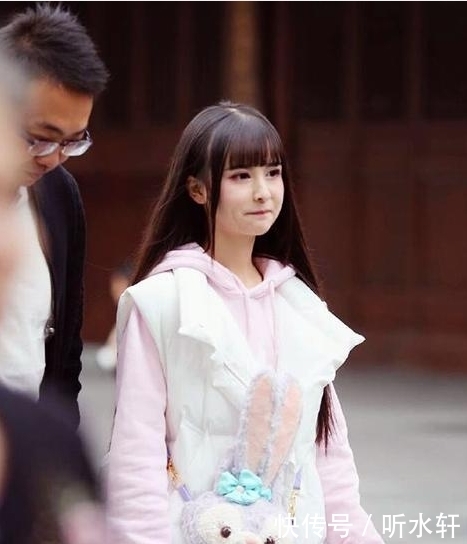 白色|街拍:小姐姐穿着白色的吊带背心搭配牛仔长裤,气质甜美性感