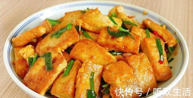 豆腐里打2个鸡蛋,简单一炒,老公孩子最喜欢,每次上桌都吃光光