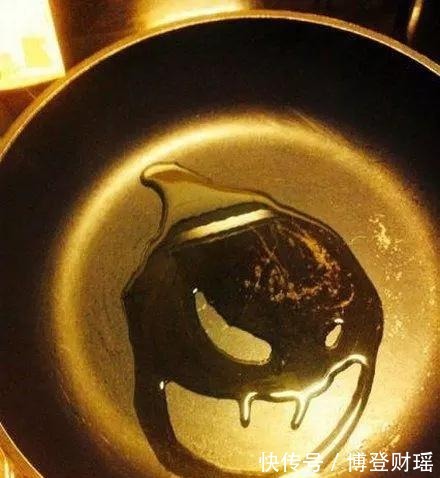 |开心一刻笑话 刚发完工资, 我偷偷藏了50块钱在鞋垫底下