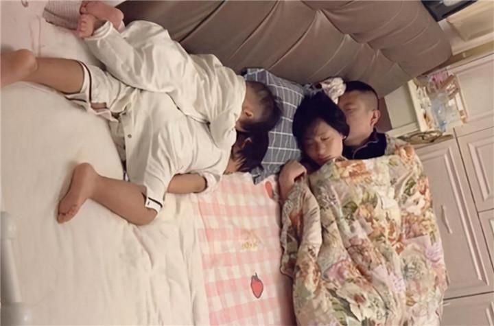 入睡|一家四口睡姿照火了,父母熟睡秀恩爱,两个孩子只好“抱团取暖”
