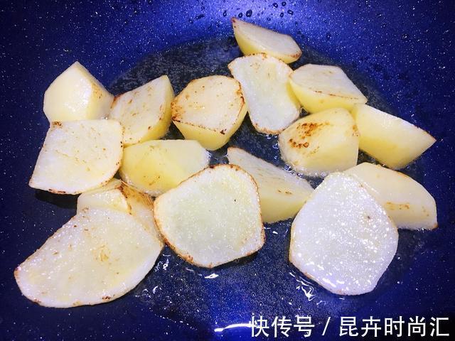 鸡肉|鸡肉和土豆搭配，蒸出来味道鲜美，还不油腻，适合冬天食用