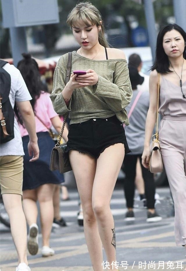 穿搭|阿姨的秋季穿搭,从衣服细节"下手",普通的T恤也能有个性十足