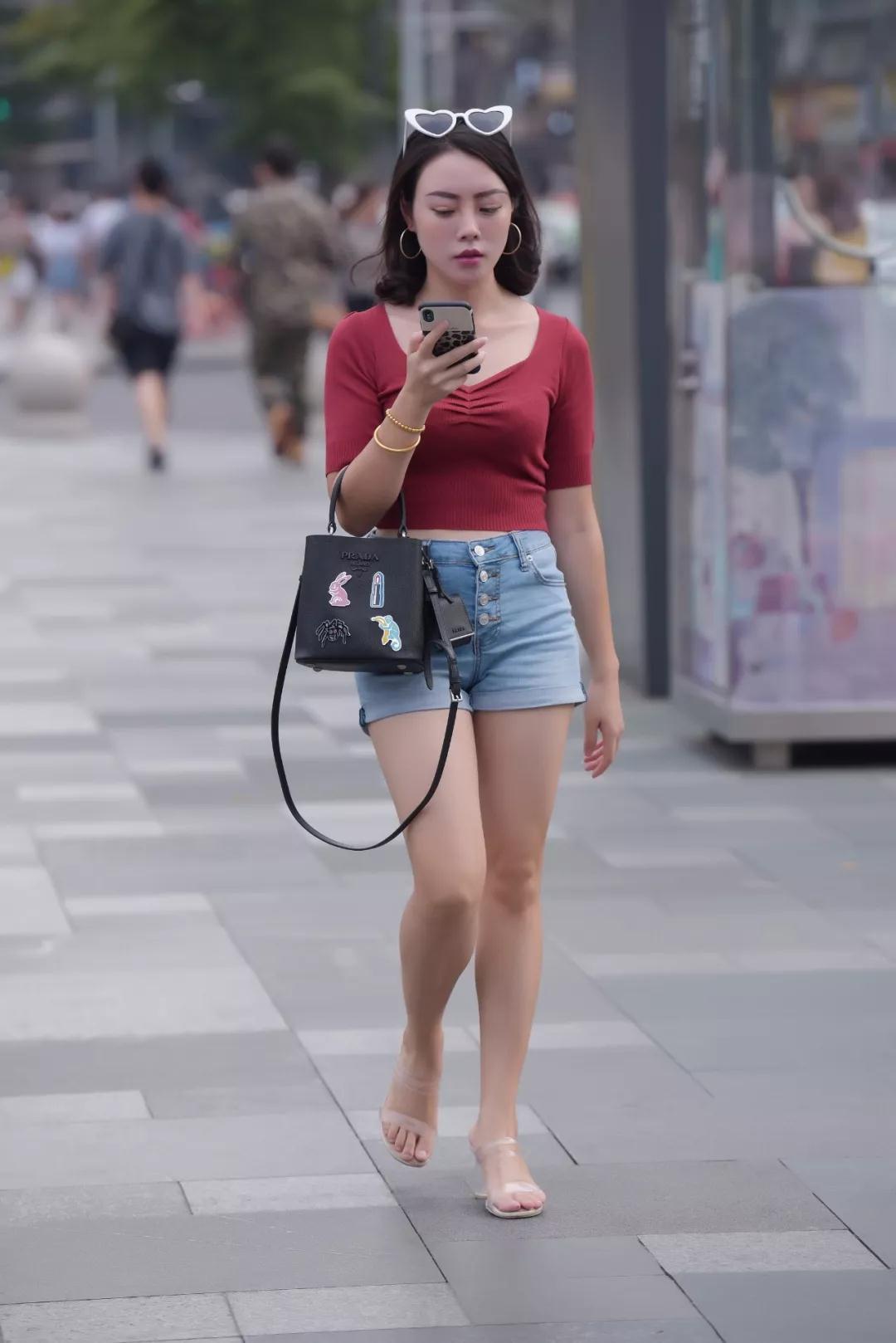 上衣|时尚街拍牛仔热裤搭配红色上衣时尚气质美女,让人眼前一亮