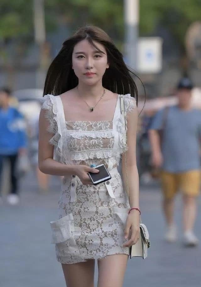 镂空套装 穿白色镂空套装短裙的清纯靓丽女孩, 飘逸的长发, 身姿迷人