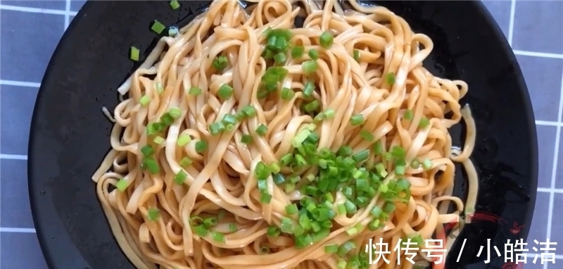 炸葱油|面条这么做，吃一次就会上瘾，浓香四溢，省时又省力，全家吃不腻