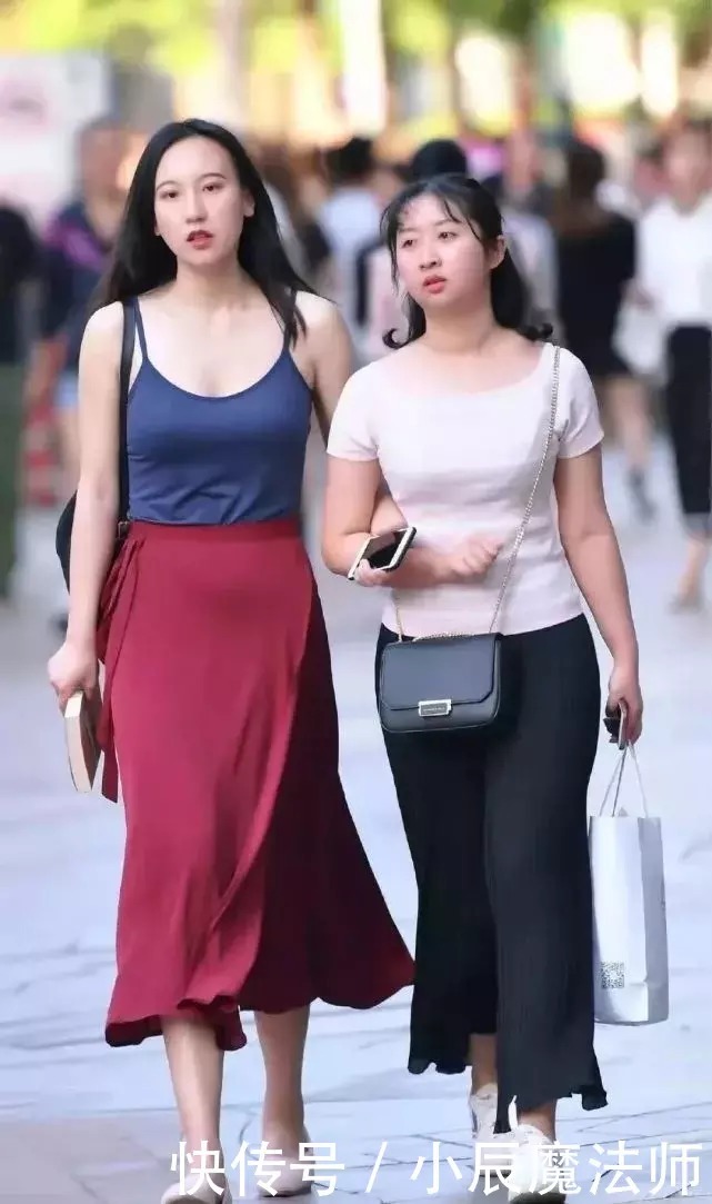 穿着|美女穿搭:女神和闺蜜一起出行,穿着简约时尚魅力,依旧美得很出众