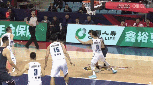 苏伟|血流满面!任骏飞肘击对手送医缝12针,CBA联赛成宏远队武打场?