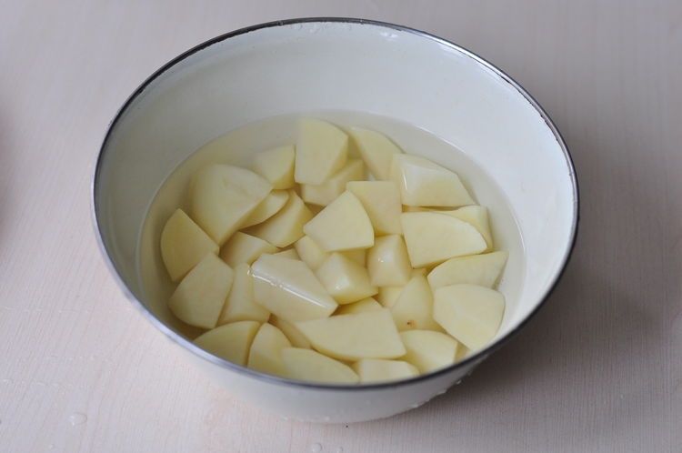 土豆跟排骨一起烧，色香味俱全，越吃越香