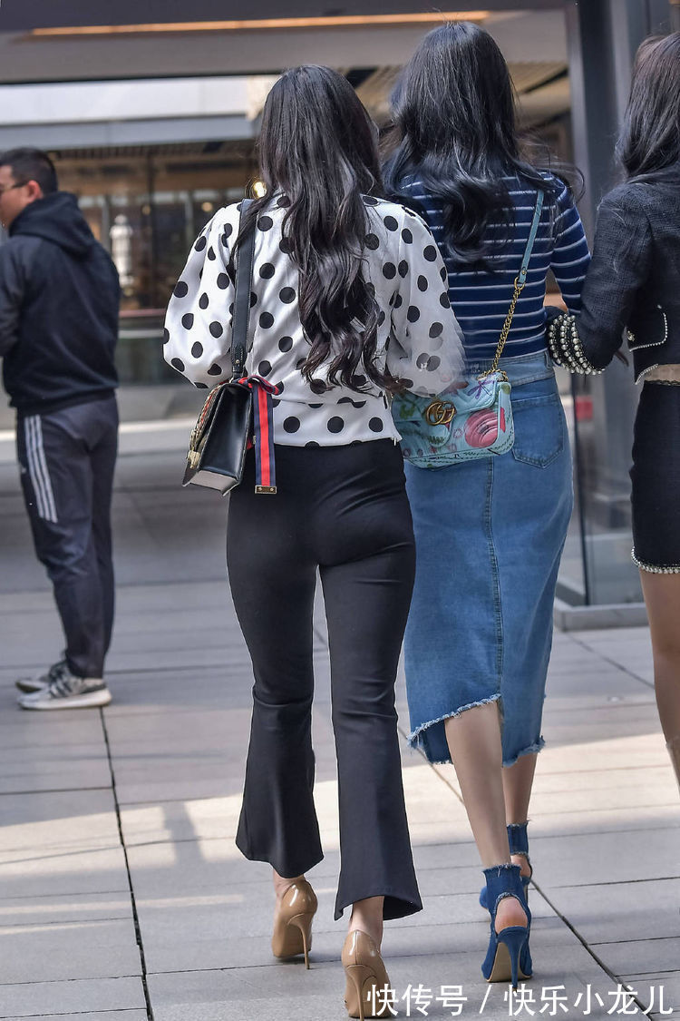 喇叭裤 这对闺蜜姐姐颜值高,穿搭时尚又显个性,把秋的美,轻松地穿出来