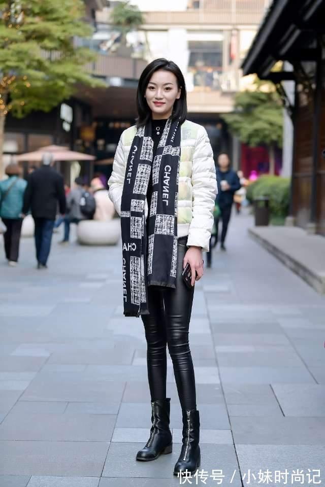 皮裤|街拍:小姐姐酒红色休闲衫搭配皮裤,简洁大方,双腿显得更加修长